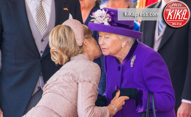 Maxima d'Olanda ed Elisabetta II, due regine... al bacio!