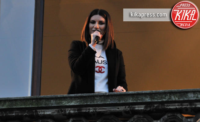 Laura Pausini - 15-12-2018 - Laura Pausini: fan in delirio in Piazza Duomo a Milano