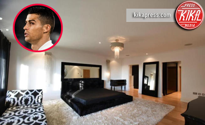 Cristiano Ronaldo vende la villa di Manchester. Entrate con noi