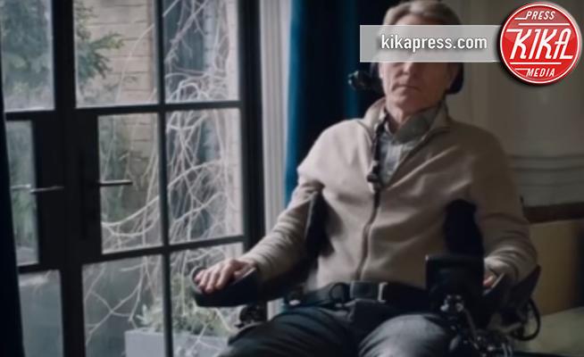 Cosa ci fa Bryan Cranston su una sedia a rotelle?