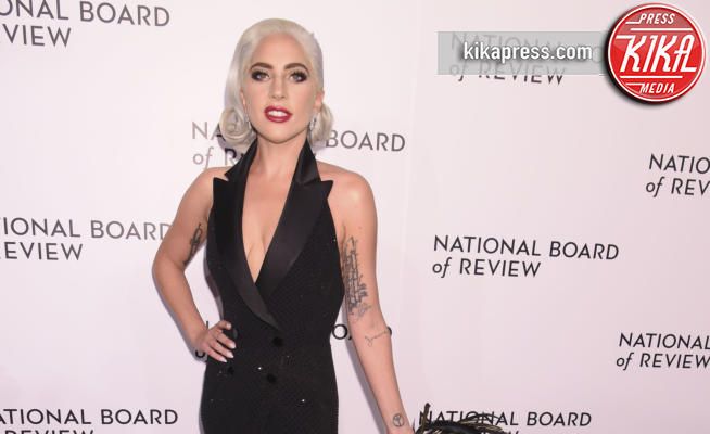 Lady Gaga - Manhattan - 08-01-2019 - Lady Gaga: piume che passione al National Board of Review Gala
