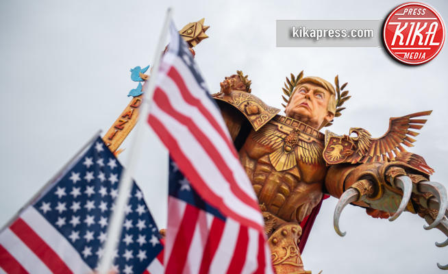 Viareggio - 09-02-2019 - Carnevale di Viareggio 2019, Trump alla conquista della galassia