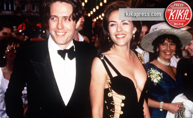 Liz Hurley, Hugh Grant, Elizabeth Hurley - 11-05-1994 - Liz Hurley e il pin dress Versace ancora icone del red carpet