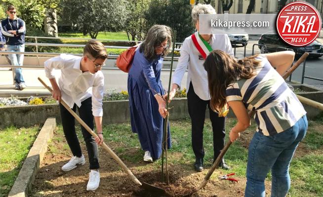 Albero sopravvissuto alla bomba atomica - Bergamo - Gli studenti piantano l'albero sopravvissuto alla bomba atomica