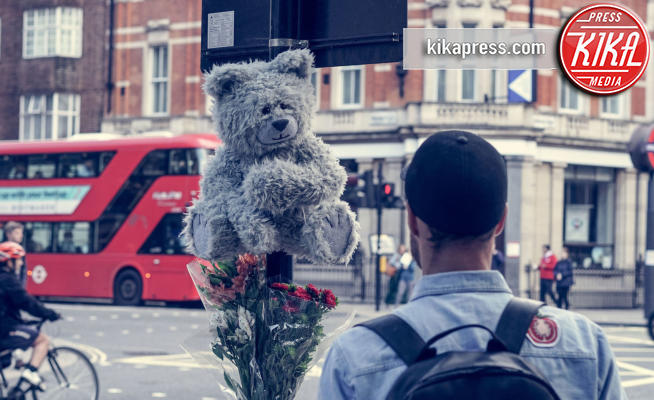 Toxic Toby - Londra - 08-04-2019 - Toxic Toby, l'orsetto che tossisce quando l'aria è inquinata