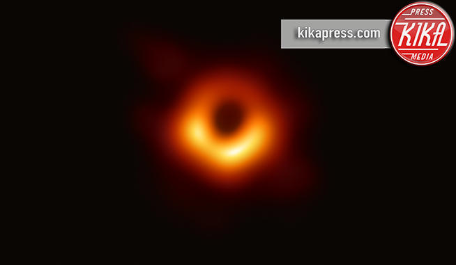 Buco nero - 10-04-2019 - La foto del secolo: ecco la prima immagine di un buco nero