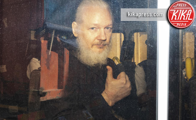 Julian Assange - Londra - 11-04-2019 - Julian Assange, barba lunga e pollice in su: le prime foto