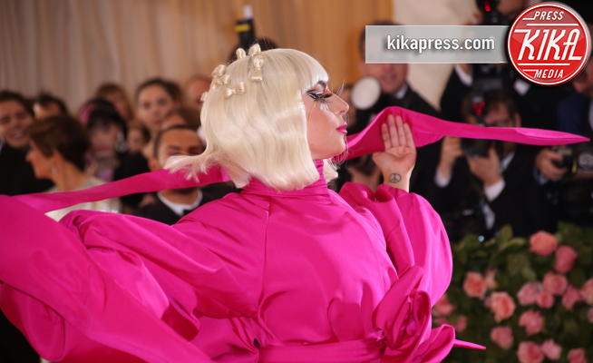 Lady Gaga - New York - 06-05-2019 - Met Gala 2019: impareggiabile Lady Gaga, 4 vestiti in uno!