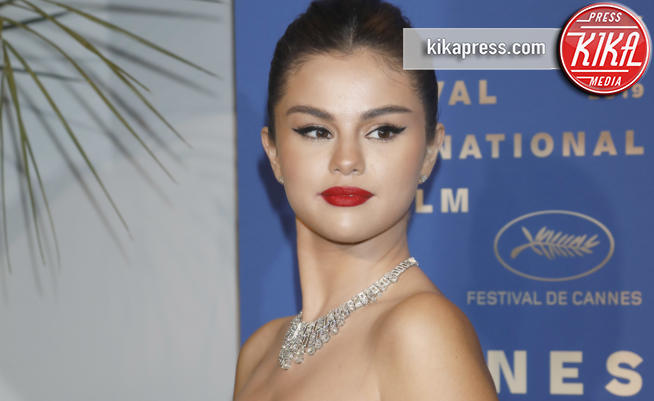 Selena Gomez - Cannes - 14-05-2019 - Cannes 2019: Selena Gomez incanta in corto bianco al Gala Dinner