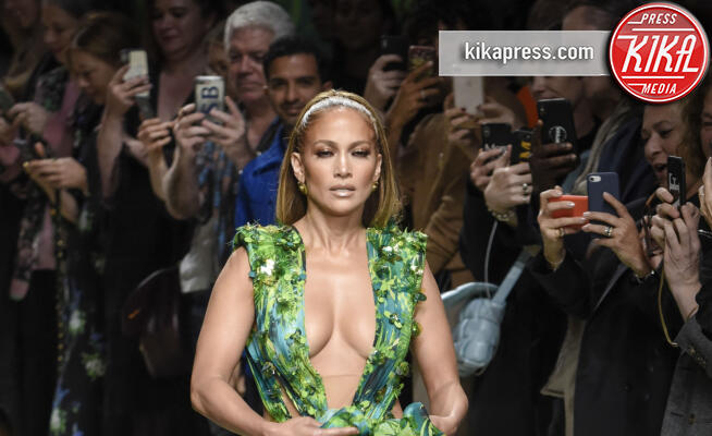 Sfilata Versace, Jennifer Lopez - Milano - 20-09-2019 - MFW: J Lo e il Jungle Dress Versace, 20 anni dopo