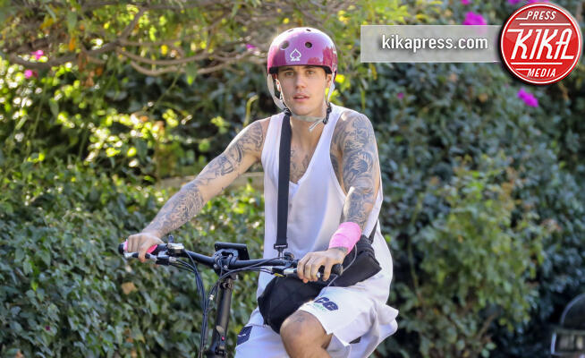 Justin Bieber - Beverly Hills - 01-11-2019 - Justin Bieber, ciclista in fucsia dalla testa ai piedi!