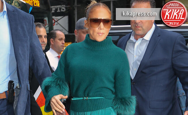 Jennifer Lopez - New York - 13-11-2019 - J Lo in total green, maestra di stile per la sua Emme