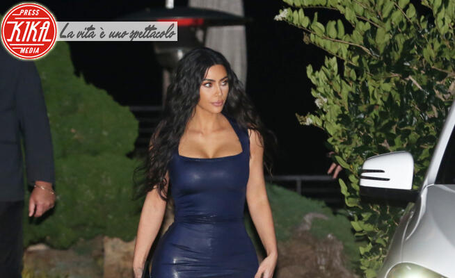 Kim Kardashian - Malibu - 17-12-2019 - Kim Kardashian, il look sadomaso per la festa di Natale di Kylie