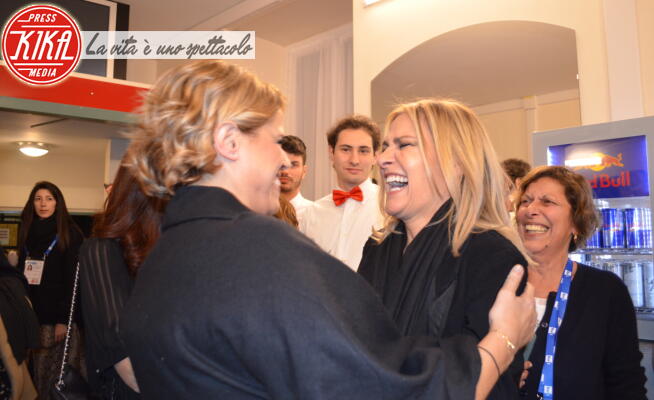 TOSCA, Irene Grandi - Sanremo - 08-02-2020 - Sanremo 2020, l'abbraccio tra Tosca e Irene Grandi nel backstage