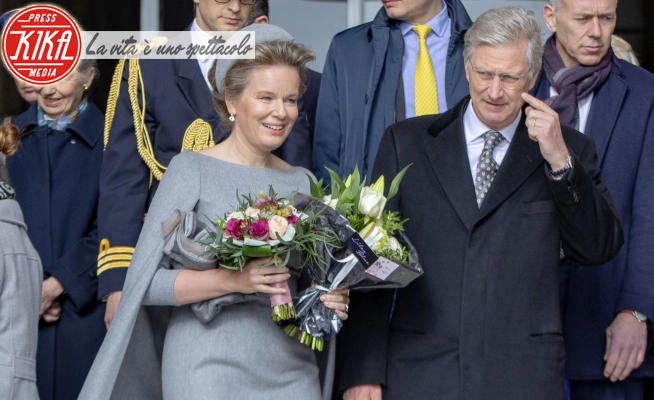 Re Filippo del Belgio, Regina Mathilde del Belgio - Brussel - 17-02-2020 - Mathilde del Belgio, la classe di un cape dress grigio perla