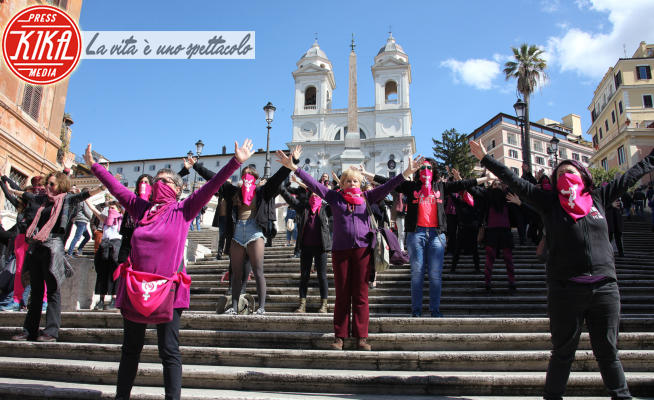 8 marzo Flash Mob - Roma - 08-03-2020 - 8 marzo, Festa della Donna: il flash mob a Piazza di Spagna