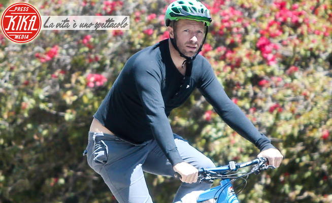 Chris Martin - Los Angeles - 14-04-2020 - Ma dove vai, Chris Martin in bicicletta senza Dakota Johnson?