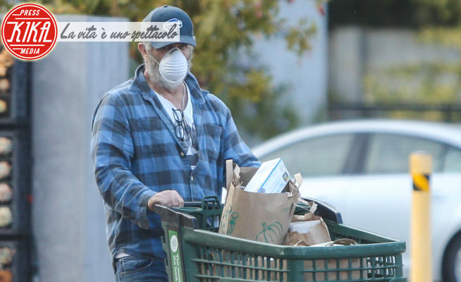 Mel Gibson - Los Angeles - 20-04-2020 - Mel Gibson gentleman: la spesa, con maschera, la fa lui! 