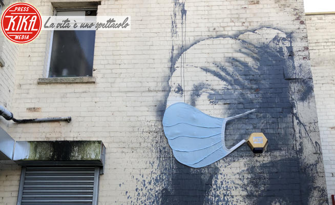 Banksy - Bristol - 22-04-2020 - Banksy, la sua ragazza con l'orecchino di perla ha la mascherina