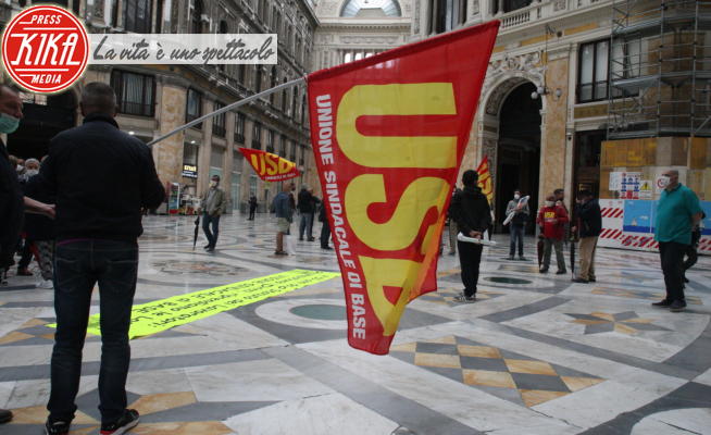Commemorazione statuto lavoratori, Galleria Umberto I - Napoli - 20-05-2020 - Napoli, la commemorazione dello Statuto dei Lavoratori