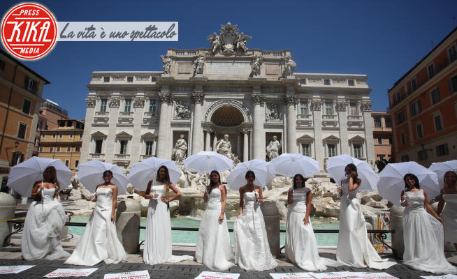 Flashmob delle nubili, Spose Fontana di Trevi - Roma - 07-07-2020 - Le spose invadono la Fontana di Trevi: flashmob total white!