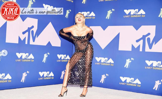 Miley Cyrus - New York - 31-08-2020 - MTV VMA: Miley Cyrus osa il nude look, Lady Gaga scherma il viso