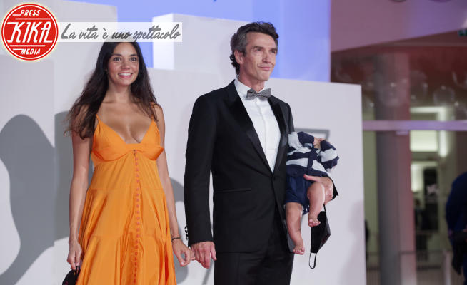 Lorenzo Boni, Nina Verdelli, Alessio Boni - Venezia - 07-09-2020 - Venezia 77: Alessio Boni, la prima volta sul red carpet col bebé