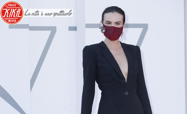 Kasia Smutniak - Venice - 11-09-2020 - Venezia 77 I predatori: Kasia Smutniak, sotto la giacca niente