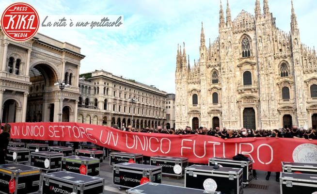 Bauii in piazza - Milano - 10-10-2020 - Bauli in Piazza, lavoratori dello spettacolo al Duomo di Milano