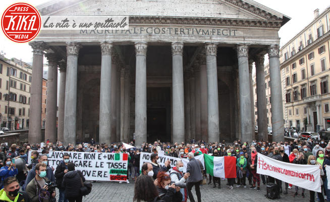 MANIFESTAZIONE DEGLI OPERATORI DELL SPORT E PROPRIETARI DI PALESTRE - Roma - 27-10-2020 - Lavoratori contro il DPCM: le proteste a Roma