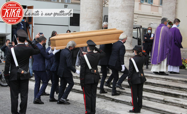 Feretro Gigi Proietti - Roma - 05-11-2020 - Addio Gigi Proietti: l'omaggio dei colleghi ai funerali