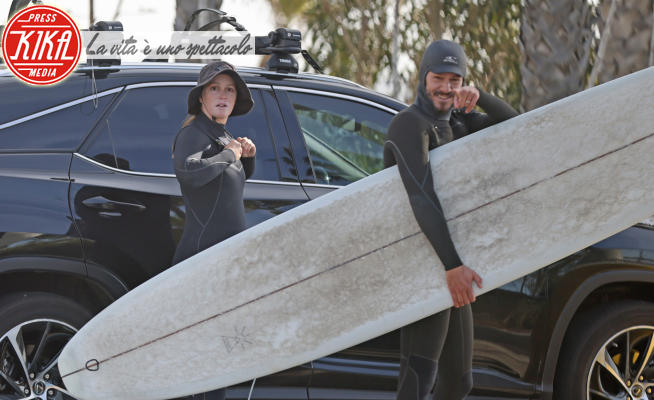 Leighton Meester, Adam Brody - Los Angeles - 15-02-2021 - Leighton Meester e Adam Brody, anniversario di nozze sul surf