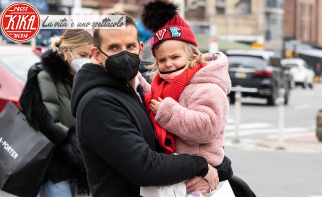 Lea De Seine Shayk Cooper, Bradley Cooper - New York - 17-03-2021 - Bradley Cooper con Lea, che amore di papà!