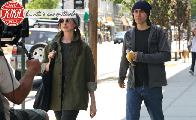 Jared Leto, Anne Hathaway - New York - 26-05-2021 - Jared Leto e Anne Hathaway, il set da Oscar di WeCrashed