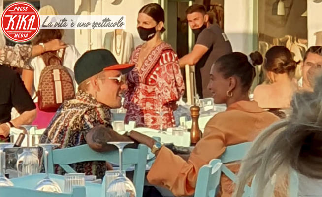 Hailey Bieber, Justin Bieber - Grecia - 29-06-2021 - Justin Bieber e Hailey Baldwin, fuga d'amore in Grecia