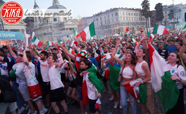 Tifosi italiani - Roma - 06-07-2021 - Azzurri in finale, la festa a Piazza del Popolo