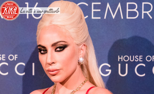 Lady Gaga - Milano - 13-11-2021 - House of Gucci, Lady Gaga Signora in rosso Versace a Milano