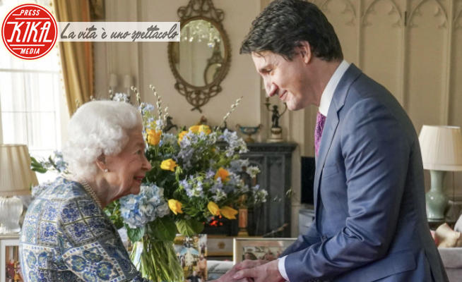 Justin Trudeau, Regina Elisabetta II - Londra - Elisabetta II e Trudeau: negli scatti spiccano due dettagli