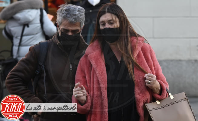 Veronica Cozzani, Gustavo Rodriguez - Milano - 09-03-2022 - Gustavo Rodriguez, ultimo giro di shopping prima dell'Isola