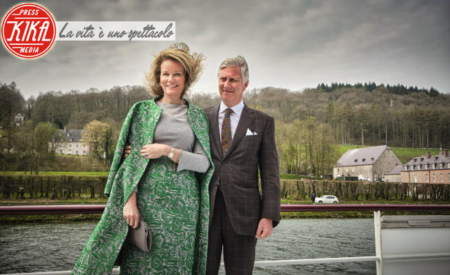 Re Filippo del Belgio, Regina Mathilde del Belgio - Namur - 30-03-2022 - Mathilde del Belgio, via col vento sul fiume a Namur