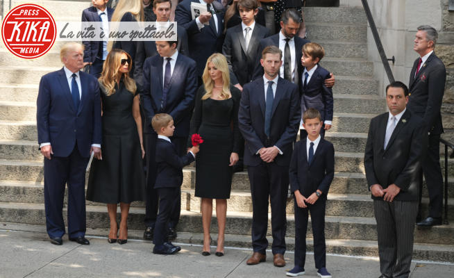 Barron Trump, Melania Trump, Eric Trump, Son, Ivanka Trump, Donald Trump - New York - 20-07-2022 - Ivana Trump, l'intera famiglia al cospetto della bara dorata
