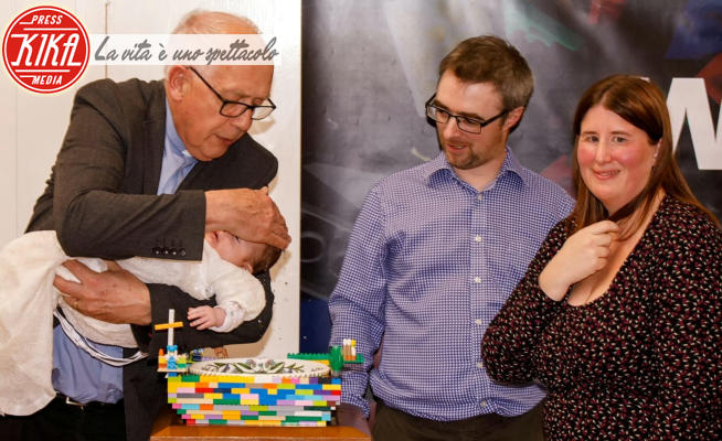Oliver Farrelly, Angus Farrelly, Michelle Farrelly - Birmingham - 30-11-2022 - Oliver è il primo bambino battezzato in un'acquasantiera di Lego