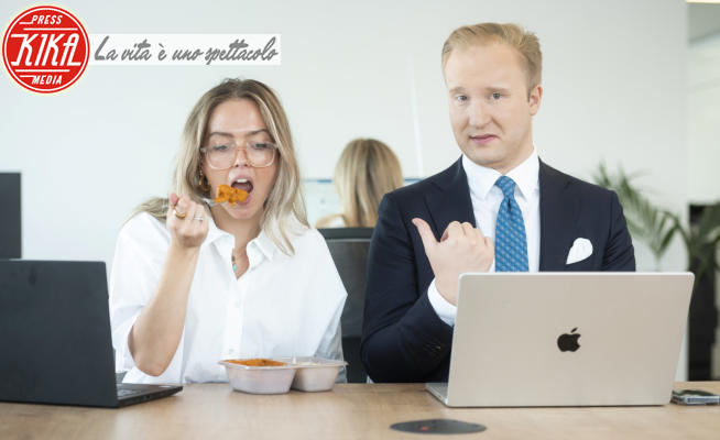 Snackiquette regole in ufficio - Londra - 26-09-2023 - Cosa mangi in ufficio? La guida per non infastidire i colleghi
