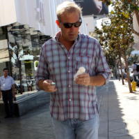 Kevin Costner - West Hollywood - 17-10-2008 - Kevin Costner ama il gelato italiano