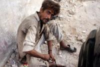 Tossicodipendente Karachi - KARACHI - 26-06-2011 - I tossicodipendenti tra le strade polverose di Karachi