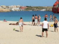 Lampedusa - Lampedusa - 04-05-2012 - Lampedusa un anno dopo: spariti i migranti, la gente torna a prendere il sole