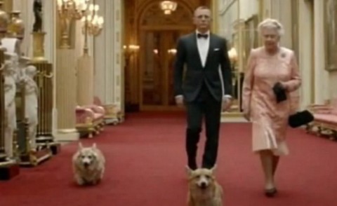 Regina Elisabetta II, Daniel Craig - Londra - 29-07-2012 - La regina Elisabetta II tratta i suoi corgis proprio... da re!