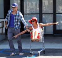 Sharni Vinson, Kellan Lutz - Los Angeles - 18-09-2012 - Kellan Lutz, la fidanzata Sharni e un carrello 