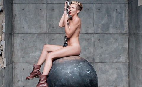 Miley Cyrus - Los Angeles - 10-09-2013 - Miley Cyrus vietata ai minori nel video Wrecking Ball