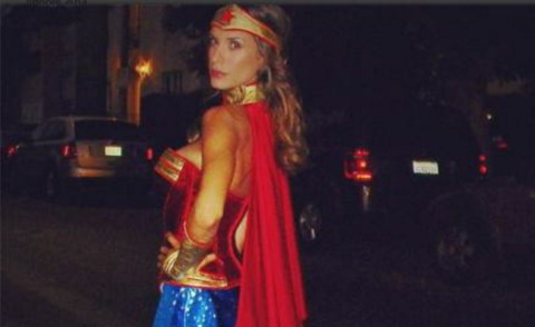 Elisabetta Canalis - Los Angeles - 28-10-2013 - Dillo con un tweet: un Halloween da Wonder Woman per la Canalis